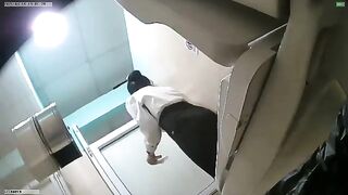 Đặt camera quay lén nhân viên văn phòng đi vệ sinh trong toilet công ty