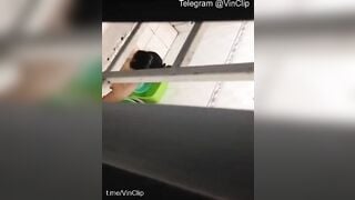 Quay lén em sinh viên trọ bên mình dây đi tắm qua cửa số phòng em