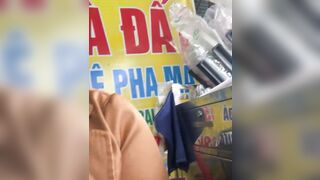 Chị mb dâm vừa bán nước vừa thủ dâm bằng toy lồn múp dụp p1