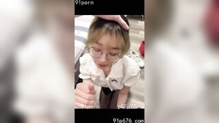 Public với bạn gái ở hành lang xuýt thì bị bắt phải trốn vô phòng