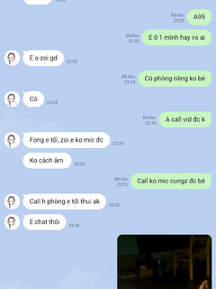 Bé rau miền tây. Đang gạ call video